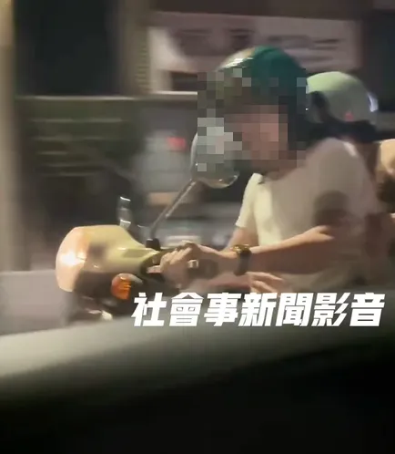 騎士不滿被按喇叭狂追駕駛。（圖／翻攝自社會事新聞影音）