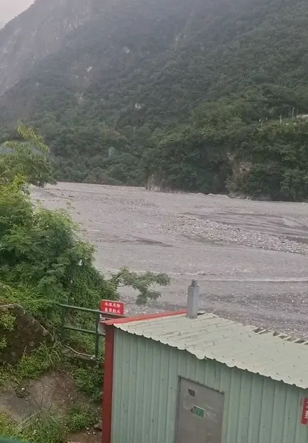 燕子口堰塞湖壩體溢流水量暴增，第一波洪水畫面曝光。（圖／中天新聞）