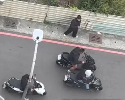 有多名黑衣男子在巷弄內騎機車競速。（圖／翻攝自社會事新聞影音）