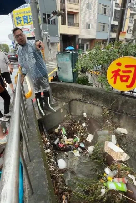 清除堵塞物。(圖/翻攝自「New 北屯新動力 吳宗學」臉書)