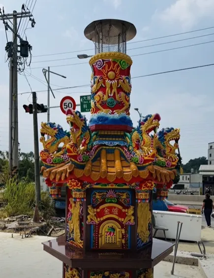 廟旁的金爐也使用的繁複裝飾與色彩點綴。（圖／翻攝自Facebook@啟德機械起重工程-股公司）