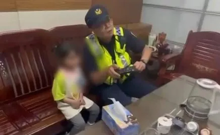 員警暫時充當「奶爸」，陪伴女童觀看卡通。（圖／警方提供）