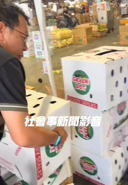 台中果菜市場近日爆出偷斤減兩爭議。（圖／翻攝自社會事新聞影音）