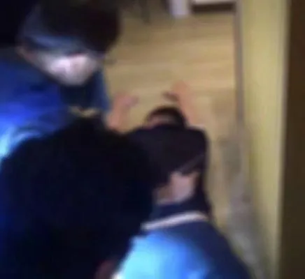 警方攻堅逮捕黃男。（圖／中天新聞）