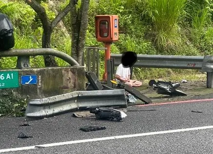 國道六號一輛灰色休旅車追撞前方銀色轎車後衝撞護欄,車輛懸掛在護欄外。令人意外的是,肇事駕駛不僅未查看車況,反而在路肩盤腿打坐。(圖/翻攝畫面)