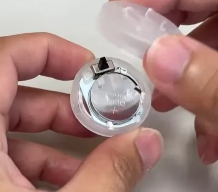 造型紙燈籠裡有小顆的鈕扣型電池，環境部提醒這類電池要送回收，不能直接丟進一般垃圾。（圖／翻攝自Facebook@環境部資源循環署）