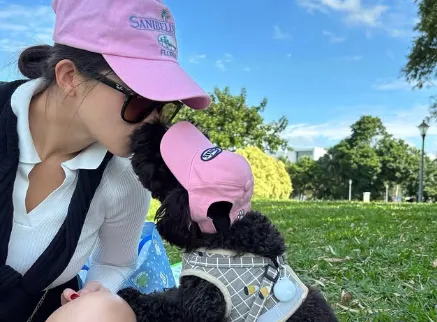 美學顧問Dina開瑪莎拉蒂下車助人，愛犬Oreo反鎖車內需破窗救援。（圖／翻攝自IG／ladydinalin）
