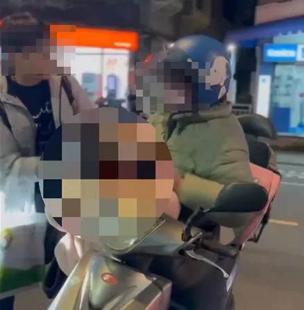 路人制止1位媽媽當街打女兒。（圖/翻攝畫面）