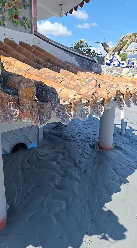 佛祖街附近的保安寺被厚重淤泥覆蓋。（圖／民眾提供）