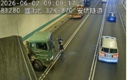 國道3號安坑隧道發生嚴重車禍。(圖/翻攝畫面)