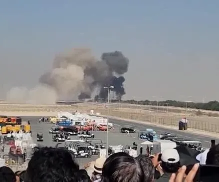 現場觀眾目擊該架戰機從空中朝地面墜落、爆炸過程。（圖／路透社）