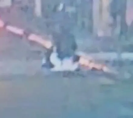 持斧猛砍當下畫面。(圖/警方提供)