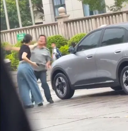 陸媽接孩放學與一家企業保全起衝突。（圖／翻攝微博）