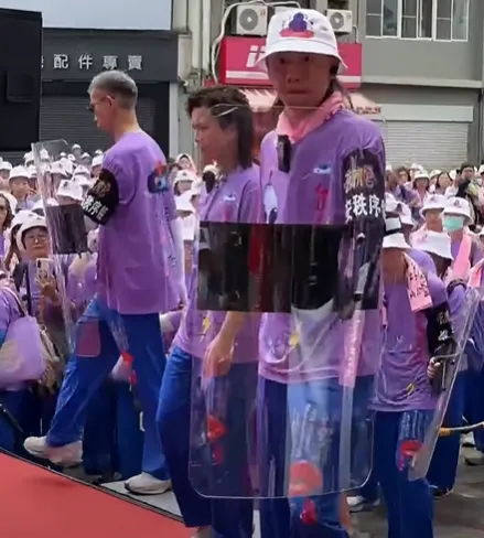 台東玄濟宮遶境驚見「防彈盾牌維安」引網熱議。（圖／霸告臉書）