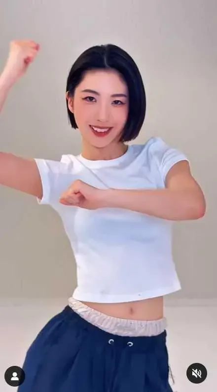 Avantgardey成員nona在跳舞變裝影片中褪下學生服，從搞怪美少女變清秀美女。（圖／翻攝自nona_avantgardey IG）