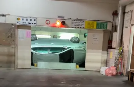 高雄一處機械停車塔發生翻車意外。（圖／Threads網友@formula_quadrant提供）