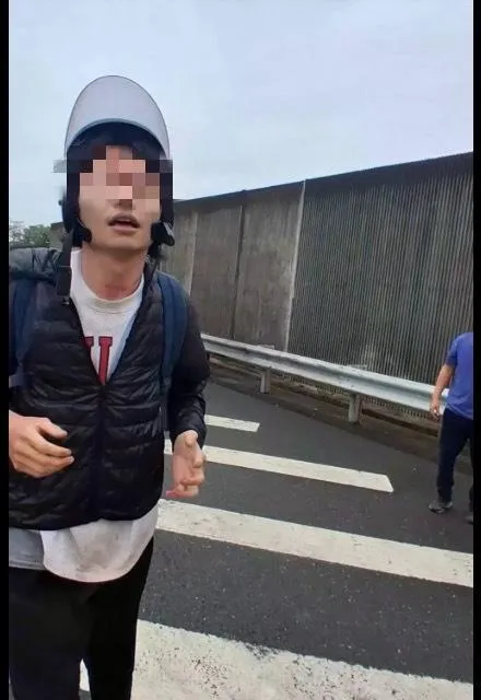 張男最後被強制送醫。（圖／台南道路救援張家班群友陳大哥授權提供）