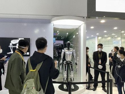 機器人TeslaBot模型登「陸」！特斯拉進博會展出「科技套裝」