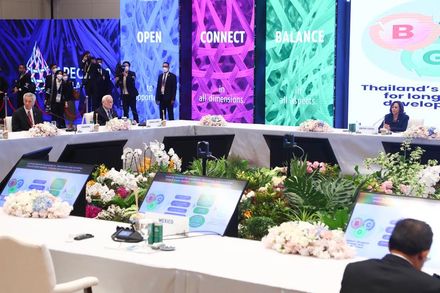 APEC峰會登場　張忠謀、習近平各坐大圓桌兩側遙遙相對