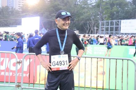 67歲周潤發首現身10公里馬拉松！「1小時3分完賽」　自曝準備快1年