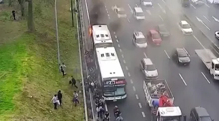 影/阿根廷巴士突起火乘客急逃生　漏油將公路燒出一道火牆