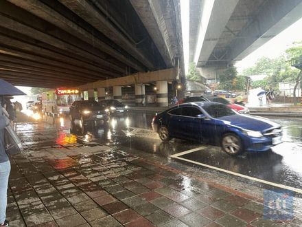 雨今倒一天晚上停！雲系後方沙塵追著來　明起影響台灣