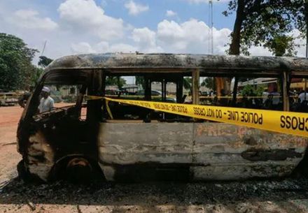 慘困火燒車淪焦屍！巴士對撞汽車「秒炸火光成廢鐵」　當局證實：至少20人罹難