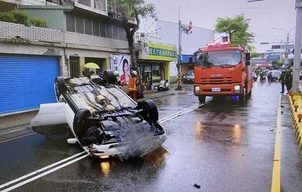 撞分隔島辯稱撿東西！他脫困滿身酒氣…　坦承下班前幹了這檔事