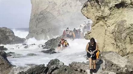 衝綠島觀浪「遭巨浪捲入海」！11遊客擅闖管制區釀禍　失足落海驚悚瞬間曝