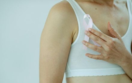 28歲女洗澡摸到硬塊！檢查「無遺傳基因」卻罹乳癌　醫警告戒6大壞習慣