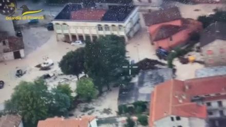 轎車沖上2樓陽台!義大利豪雨引發洪水 已致10人死亡4人失蹤