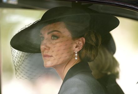 出席葬禮怎穿？凱特王妃最佳示範 女王辭世王室年輕成員穿搭受矚