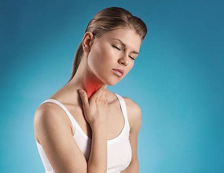 痰卡在喉嚨好難受 醫曝：可能的8疾病＋改善方法