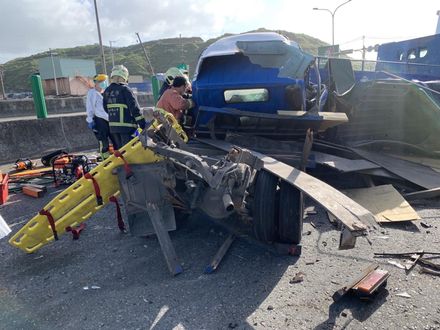 快訊／台61線5車連環車禍　貨車追撞貨車、遊覽車多人受困