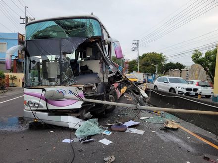 閃狗不及自撞！屏東國光客運猛撞分隔島護欄　車頭全毀2人受傷