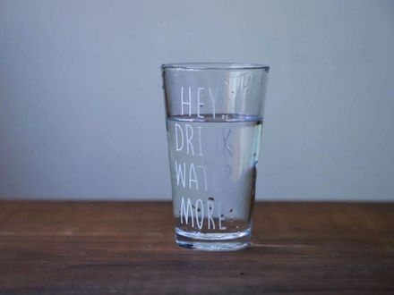 別等口渴才喝水！身體缺水恐致命…各年齡層「最佳飲水量」曝光