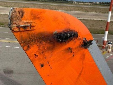 義大利客機飛到一半「被雷擊中」！機翼「燒破2個洞」緊急迫降無人傷