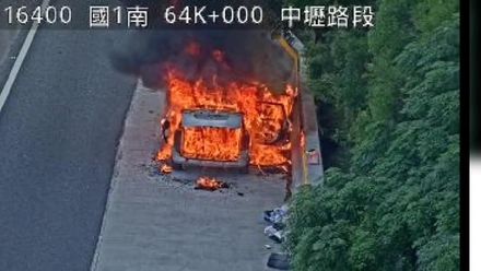 驚悚烈燄竄天際！國1中壢段火燒車　駕駛急靠路肩帶家人逃命