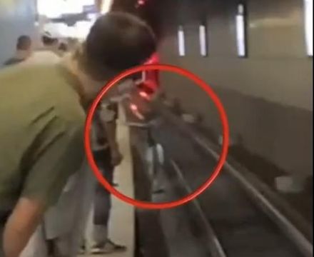 高雄火車站昨驚傳「落軌」　民眾疑似為了撿手機自行跳下　影片曝光警方說話了