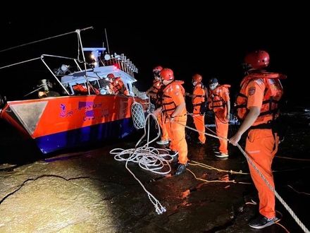 驚險！貢寮萊萊磯釣場海釣船暗夜擱淺　海巡人員救船上受困9人
