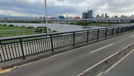 快訊/「倒臥血泊」！新北華江橋機車自撞噴飛　騎士失去生命跡象送醫搶救