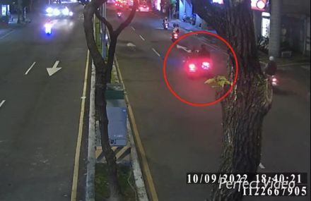 騎車火氣大！2騎士按喇叭起糾紛　下車互嗆動手互毆