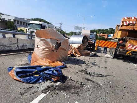 拖板車起步「20噸鋼捲」掉落重砸地面…緊急封閉2車道