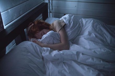 你換被子了嗎？　睡眠期刊「重被子有助褪黑激素分泌」緩解失眠！