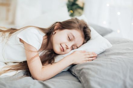 原來是「這7原因」導致大小姐睡不著！營養師曝：高脂、辛辣食物也讓你難入眠
