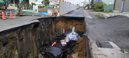 台南市區驚現30米超大天坑！緊急封路灌漿搶修