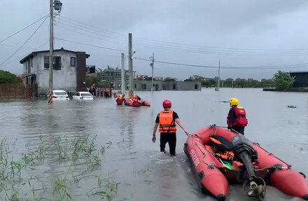 「尼莎」挾雨轟炸宜蘭！某民宿遭大水狂灌　8遊客慘受困…急搭橡皮艇撤離