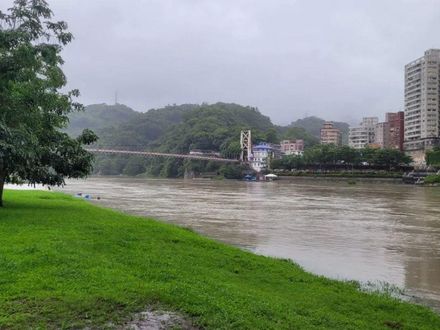 影/豪雨炸不停！新店碧潭淹水「人行道消失」　驚險畫面曝光