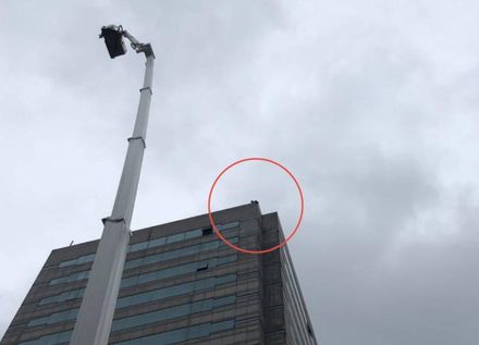 驚險！北市女蹲坐18樓頂僵持　警消鋪氣墊、雲梯車搶救勸下