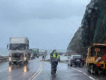 快訊/土石又崩！台2線北濱79.3km「滿地落石」…剩一車道可行駛